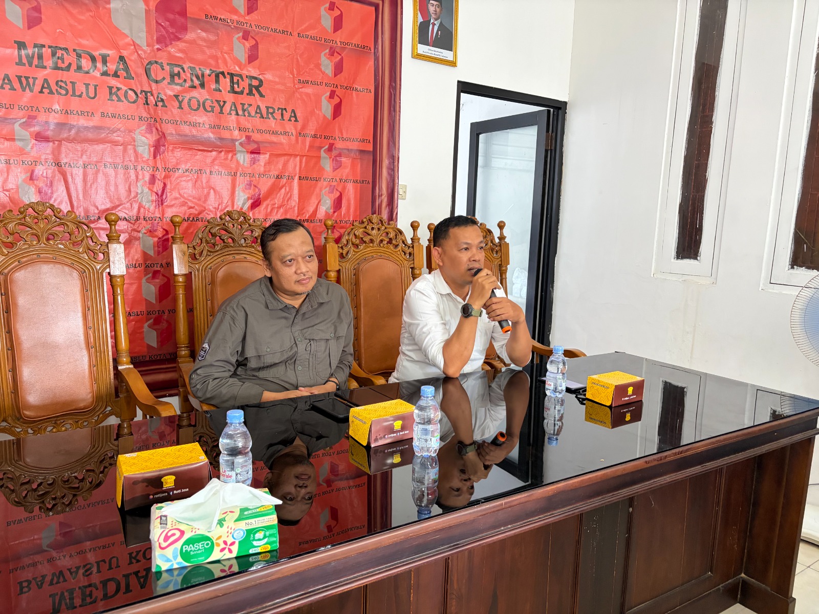 Ketua Bawaslu Kota Yogyakarta memberikan sambutan dalam pembukaan kegiatan Peningkatan Kapasitas SDM dalam Pelayanan Prima dan Optimalisasi Layanan Informasi Publik (29/4/2026)
