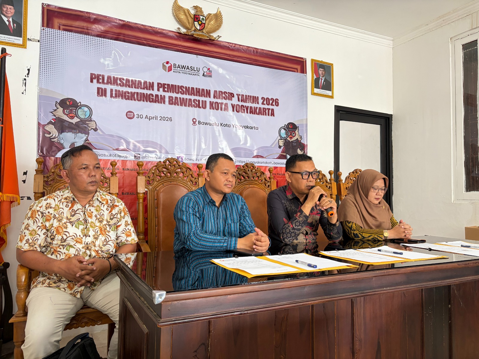 Ketua Bawaslu Kota Yogyakarta, Andie Kartala, memberikan sambutan sebelum penandatanganan berita acara pemusnahan arsip dan surat perjanjian pemusnahan arsip dengan UD Sregep (30/4/2026)