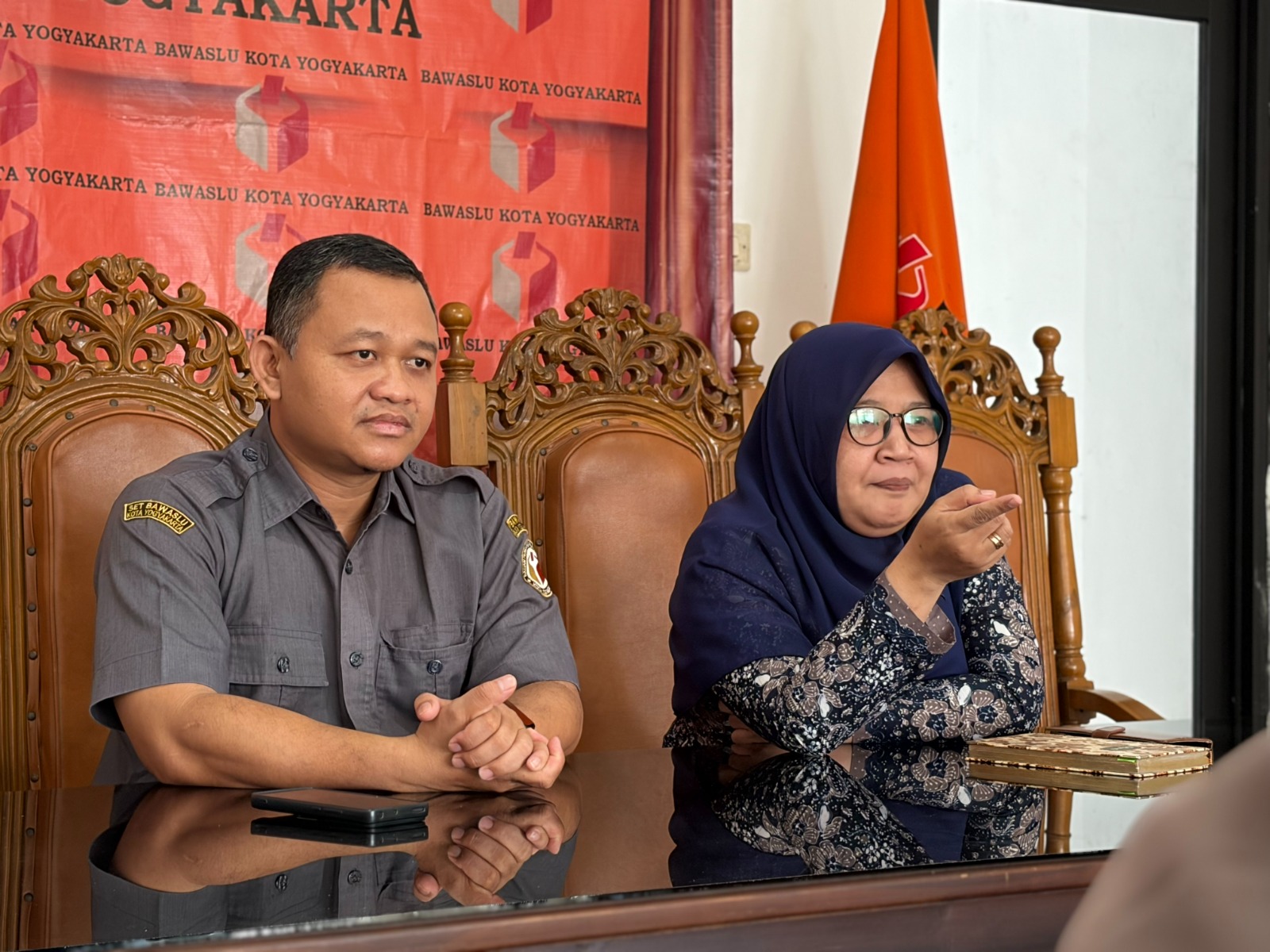 Anggota Bawaslu Kota Yogyakarta, Siti Nurhayati, memberikan arahan pada kegiatan Kajian Hukum terkait Pelaporan Konsolidasi Demokrasi