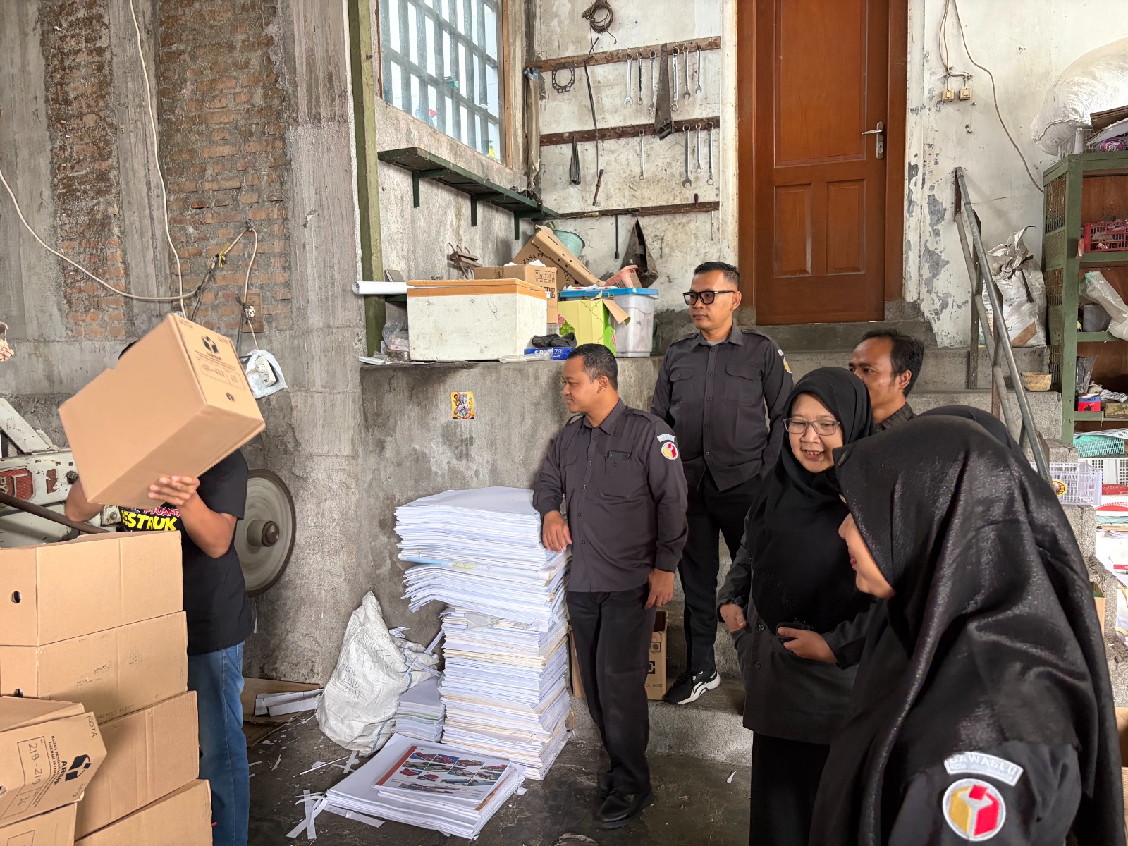 Pimpinan dan jajaran Sekretariat Bawaslu Kota Yogyakarta mengawasl proses pemusnahan arsip inaktif di UD Sregep, Sleman (4/5/2026)