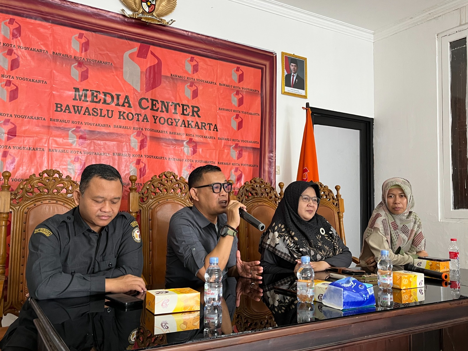 Pimpinan Bawaslu Kota Yogyakarta menerima penyerahan mahasiswa magang dari Kepala Program Studi Ilmu Hukum UCY