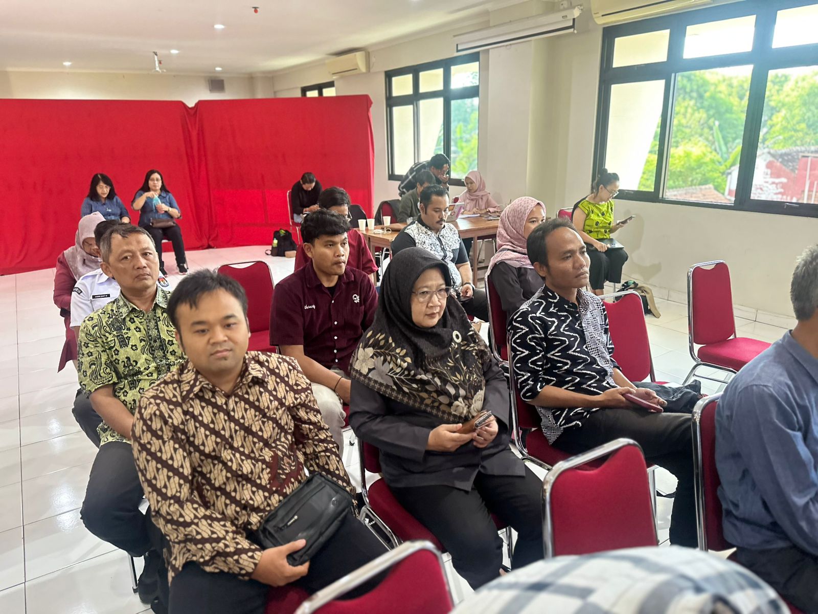 Anggota Bawaslu Kota Yogyakarta, Siti Nurhayati dan Jantan Putra Bangsa, menghadiri kegiatan Bedah Buku Menjaga Api Demokrasi: Pembelajaran dari Gerakan Akar Rumput di Universitas Atma Jaya Yogyakarta