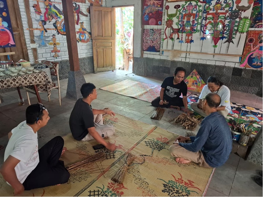 Anggota Bawaslu Kota Yogyakarta, Jantan Putra Bangsa, memfasilitasi workshop pembuatan wayang suket