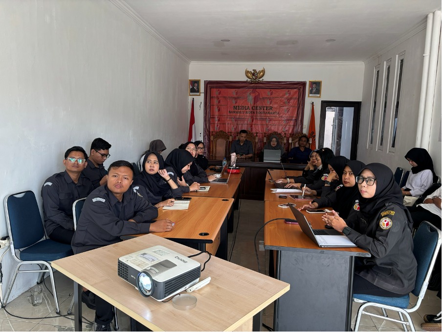 Plt. Kasubbag P3SPH Bawaslu Kota Yogyakarta, Rizki Eka Rahma Nurul Zaky, membedah Pedoman Penyelenggaraan Kebijakan Inklusif Bawaslu