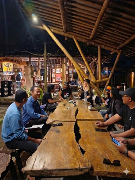 Anggota Bawaslu Kota Yogyakarta, Jantan Putra Bangsa, melakukan konsolidasi demokrasi bersama pegiat literasi dan komunitas pemuda