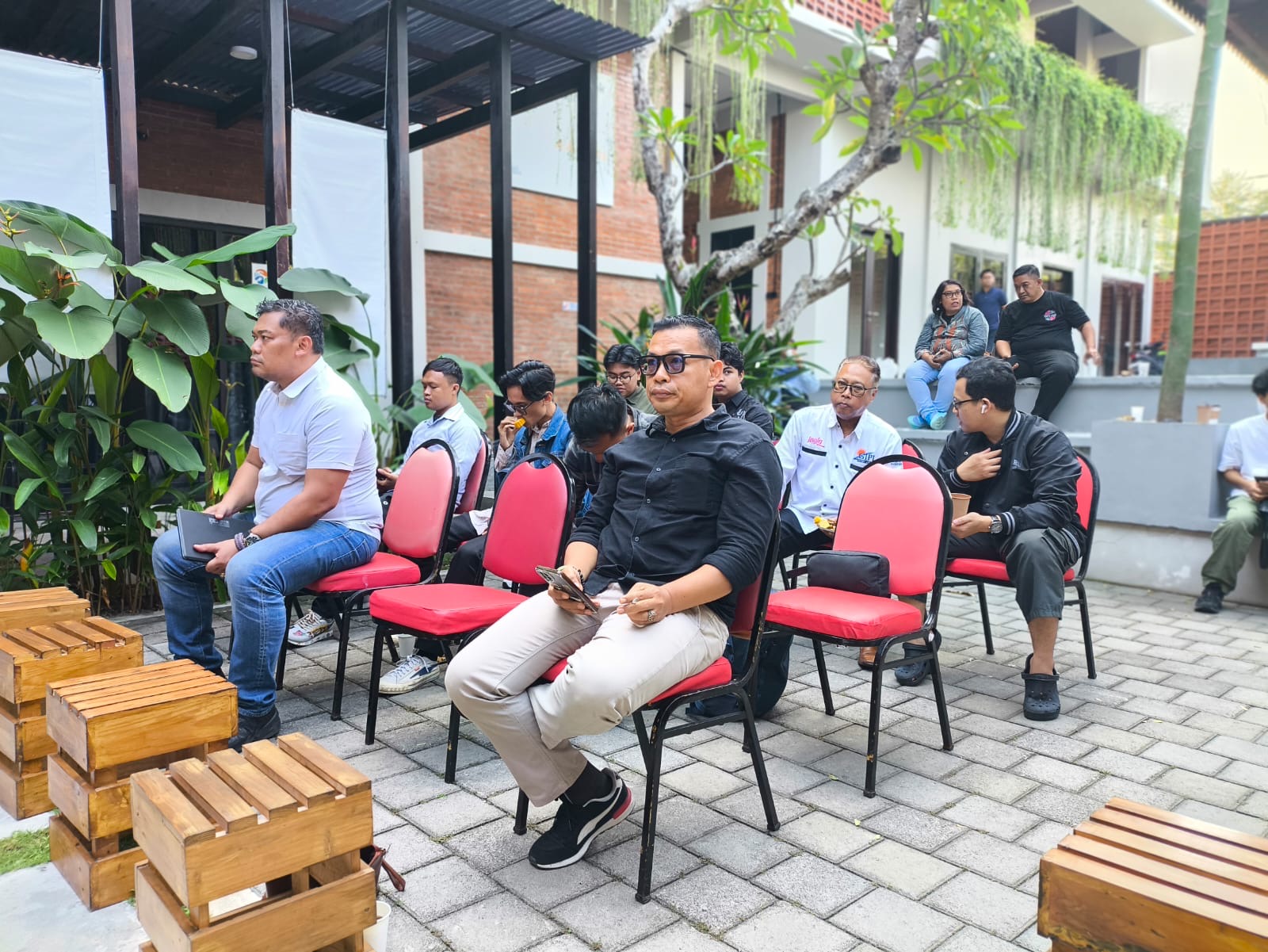 Ketua Bawaslu Kota Yogyakarta, Andie Kartala, menghadiri Rembuk Konsumen Nasional bertajuk Konsumen vs Kebijakan Negara: Rancangan Kemasan Rokok Polos dan Ancaman Maraknya Rokok Ilegal yang diselenggarakan Pakta Konsumen Nasional (PakNas) di Pendopo Ruang Literasi Kaliurang (21/6/2026)