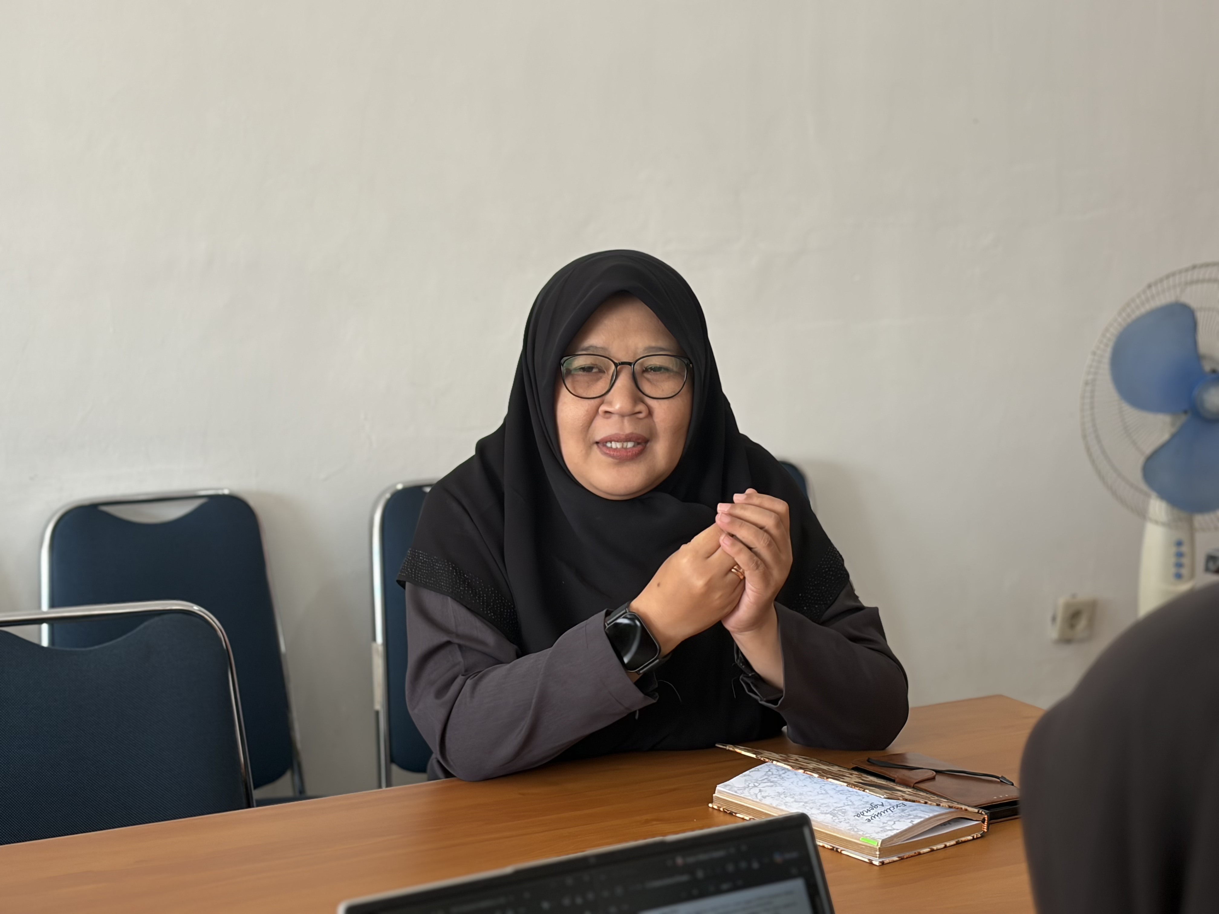 Koorfinator Divisi HP2H Bawaslu Kota Yogyakarta, Siti Nurhayati, menjadi narasumber dalam kegiatan Polikrasi bersama mahasiswa magang dari UCY (8/6/2026)