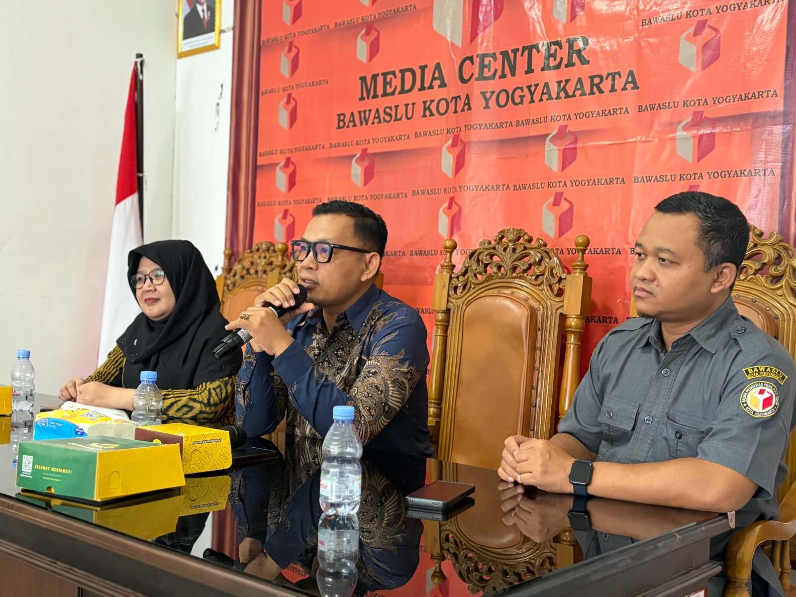 Ketua Bawaslu Kota Yogyakarta, Andie Kartala, membuka kegiatan rapat asistensi dan pembinaan pembangunan Zona Integritas (9/6/2026)