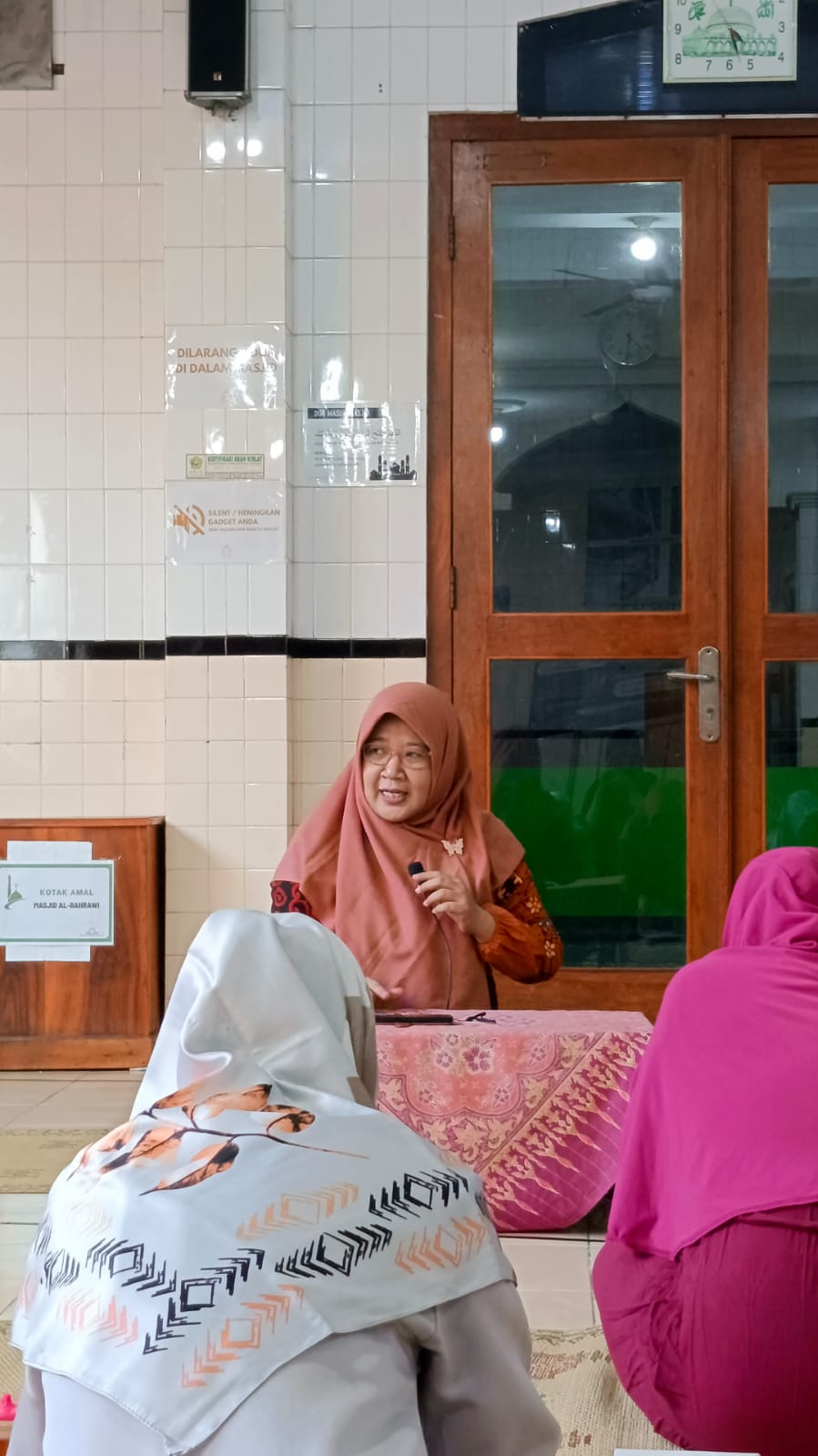 Anggota Bawaslu Kota Yogyakarta, Siti Nurhayati, berdiskusi dengan anggota organisasi masyarakat Aisyiyah terkait peran perempuan dalam menjaga demokrasi (6/6/2026)