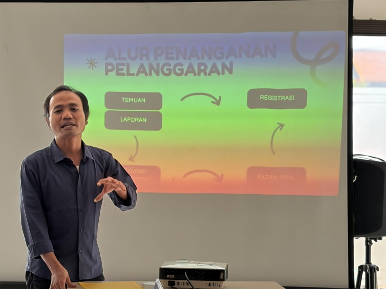Anggota Bawaslu Kota Yogyakarta, Jantan Putra Bangsa, membekali mahasiswa magang dari Fakultas Hukum UCY dengan pemahaman mengenai mekanisme penanganan pelanggaran dan penyelesaian sengketa proses pemilu pada Kamis (18/6/2026)