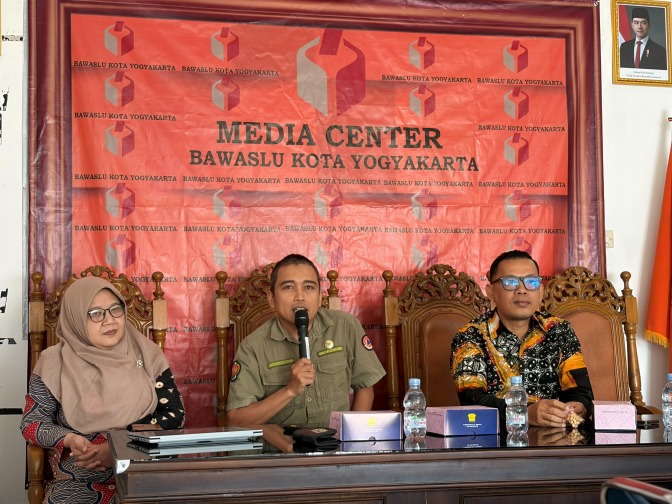Bawaslu Kota Yogyakarta mengundang Tim Reaksi Cepat Bidang Penanganan Darurat BPBD DIY sebagai narasumber kegiatan WASKITA untuk meningkatkan kesiapsiagaan aparatur dalam menghadapi potensi bencana gempa bumi (2/7/2026)