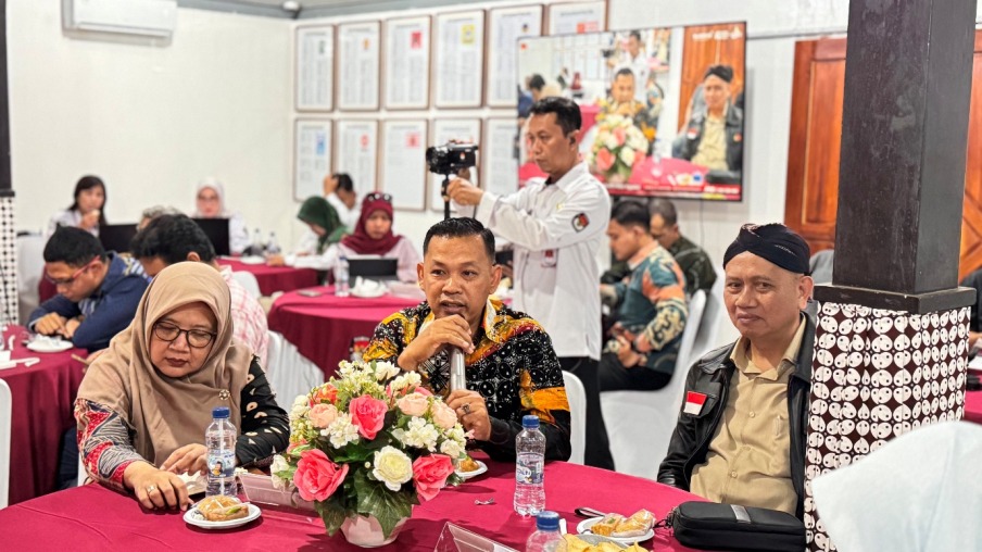 Ketua dan Anggota Bawaslu Kota Yogyakarta bersama Ketua Bawaslu DIY mengawal pelaksanaan rekapitulasi PDPB Triwulan II Tahun 2026 di KPU Kota Yogyakarta (2/7/2026)