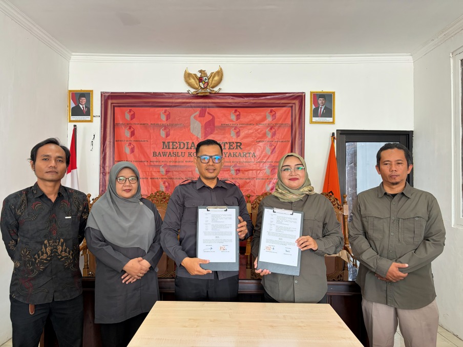 Ketua dan Anggota Bawaslu Kota Yogyakarta dan Komisioner KID DIY memperlihatkan Nota Kesepahaman yang telah ditandatangani (6/7/2026)