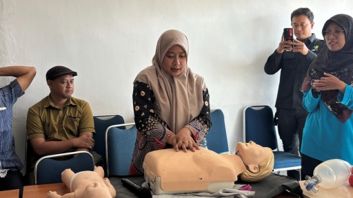 Selain mendengarkan penyampaian materi, aparatur Bawaslu Kota Yogyakarta juga mengikuti praktik Bantuan Hidup Dasar pada kegiatan WASKITA bersama PSC 119 YES (9/7/2026)