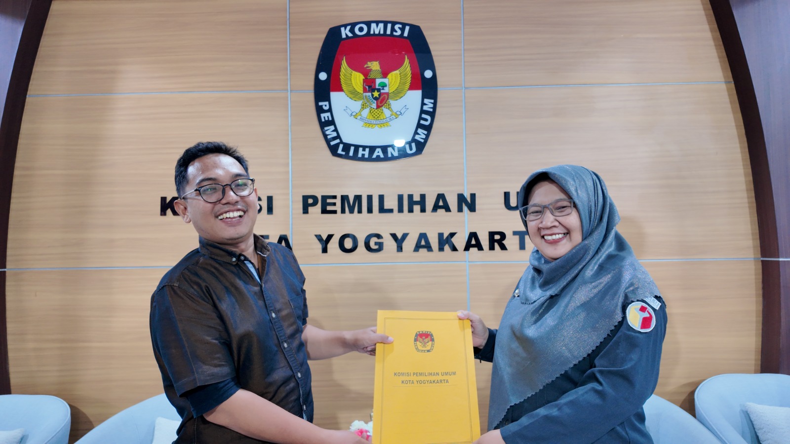 Anggota Bawaslu Kota Yogyakarta, Siti Nurhayati, menerima salinan Berita Acara FKP dari Anggota KPU Kota Yogyakarta, Erizal (27/7/2026)