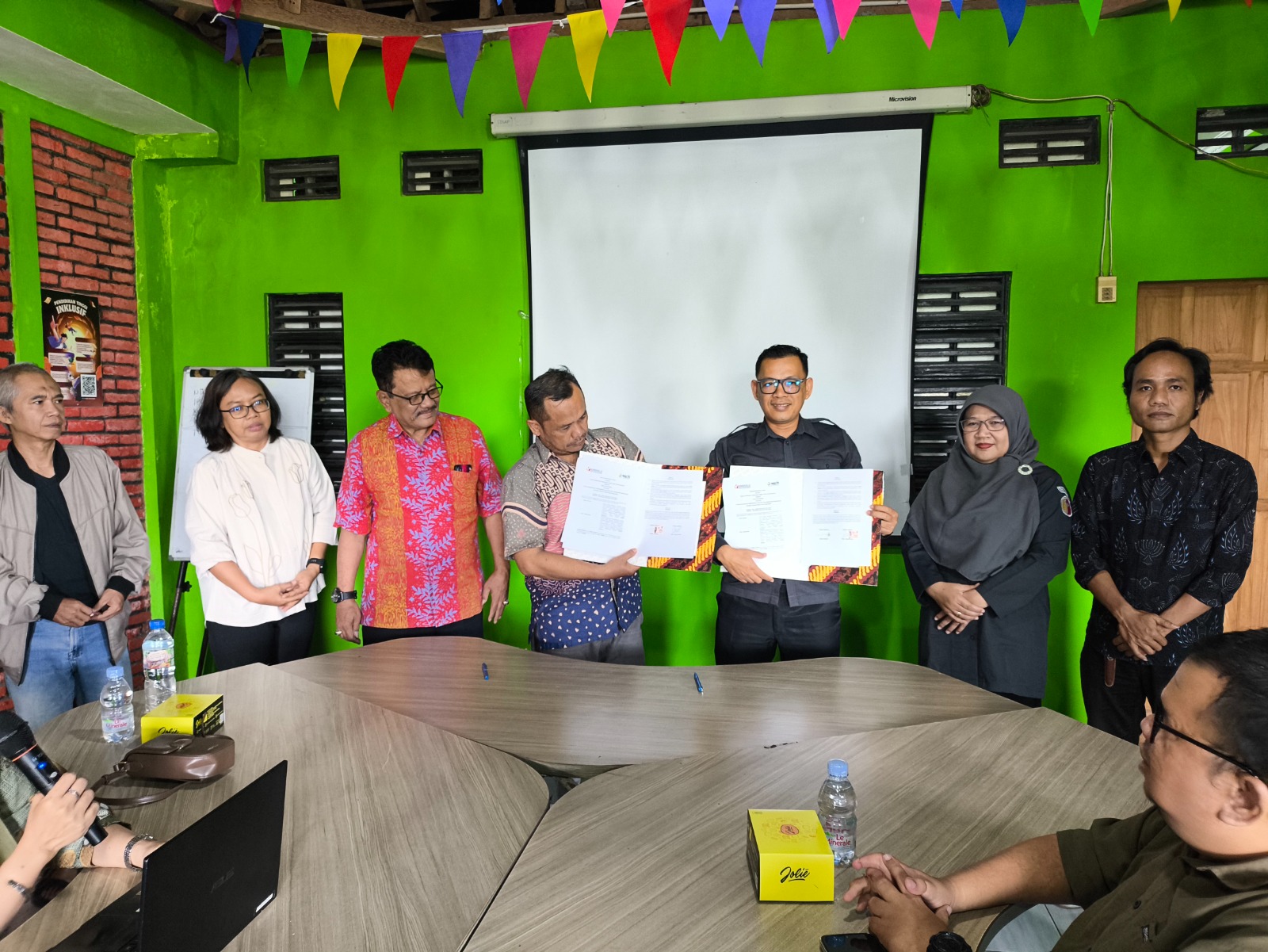 Bawaslu Kota Yogyakarta dan SIGAB Indonesia menandatangani PKS tentang Penguatan Pemilu Inklusif dan Partisipasi Difabel dalam Pengawasan Pemilu dan Pemilihan pada Senin (3/8/2026)