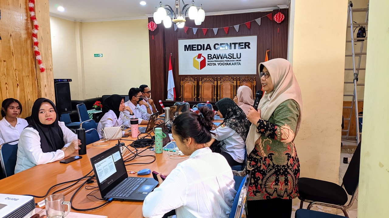Anggota Bawaslu Kota Yogyakarta, Siti Nurhayati, membekali mahasiswa dengan pemahaman mengenai pengawasan Pemilu dan partisipasi masyarakat pada POLIKRASI yang digelar pada Rabu (19/8/2026)