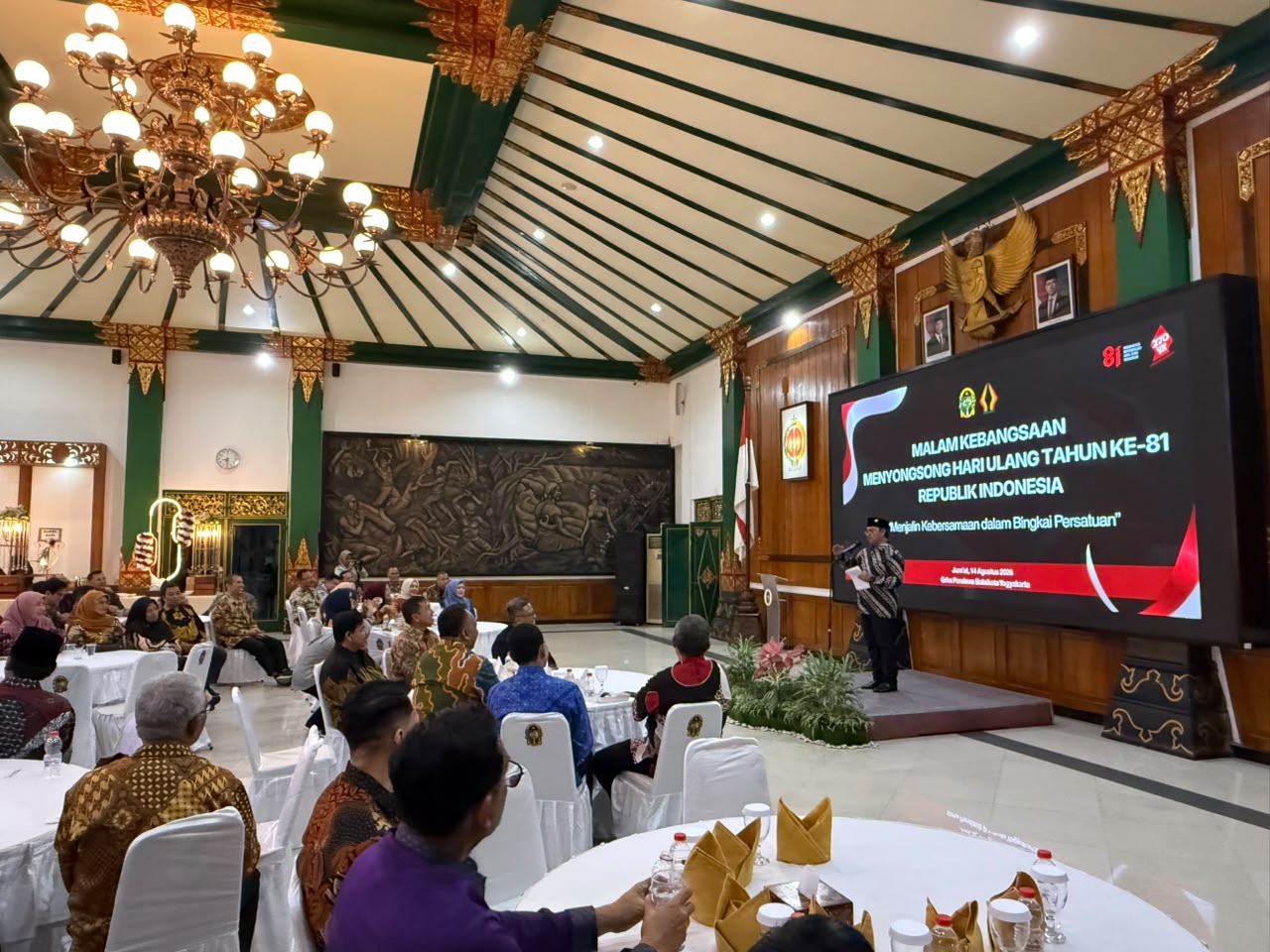 Ketua Bawaslu Kota Yogyakarta, Andie Kartala, menghadiri kegiatan Malam Kebangsaan Menyongsong HUT ke-81 RI yang diselenggarakan Pemerintah Kota Yogyakarta, Jumat (14/8/2026)