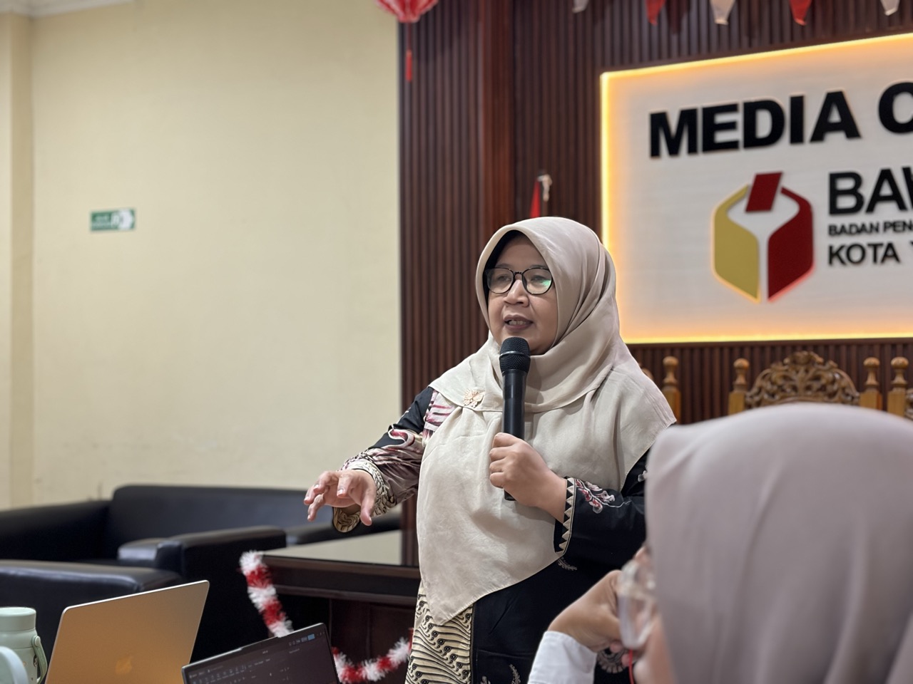 Anggota Bawaslu Kota Yogyakarta, Siti Nurhayati, menjadi narasumber dalam kegiatan WASKITA dengan tema "Pelatihan Penulisan Artikel Ilmiah", Rabu (2/9/2026)