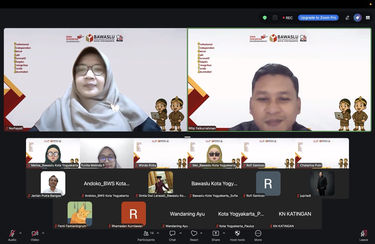 Anggota Bawaslu Kota Yogyakarta, Siti Nurhayati, membuka kegiatan Kajian Hukum dengan tema “Studi Kasus – Penyelesaian Sengketa Antarpeserta Pemilu” yang dilaksanakan secara daring melalui Zoom, Selasa (15/9/2026)