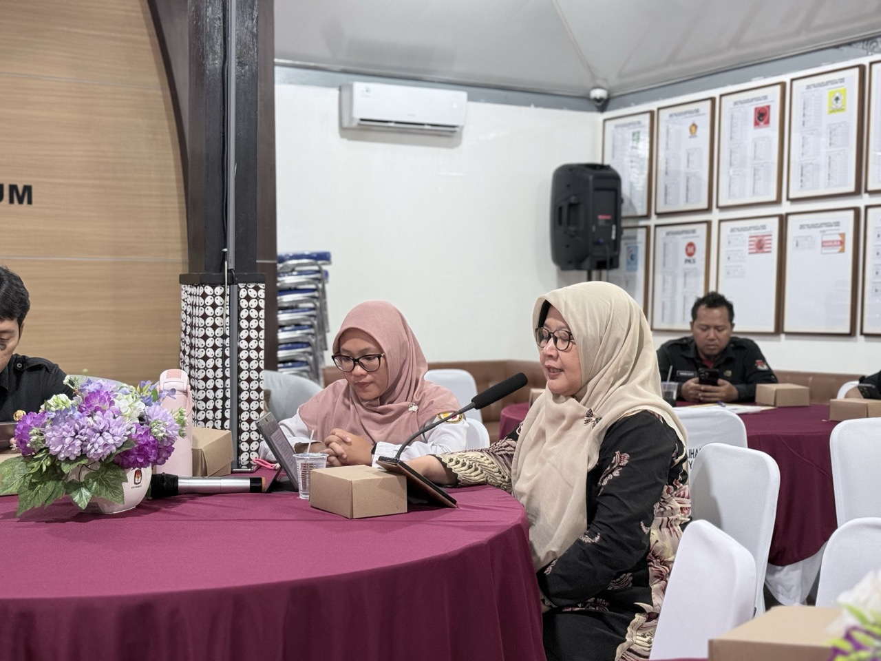 Anggota Bawaslu Kota Yogyakarta, Siti Nurhayati, menyampaikan saran perbaikan kepada KPU Kota Yogyakarta dalam Rapat Koordinasi Pemutakhiran Data Pemilih Berkelanjutan (PDPB) Triwulan III Tahun 2026, Rabu (23/9/2026)