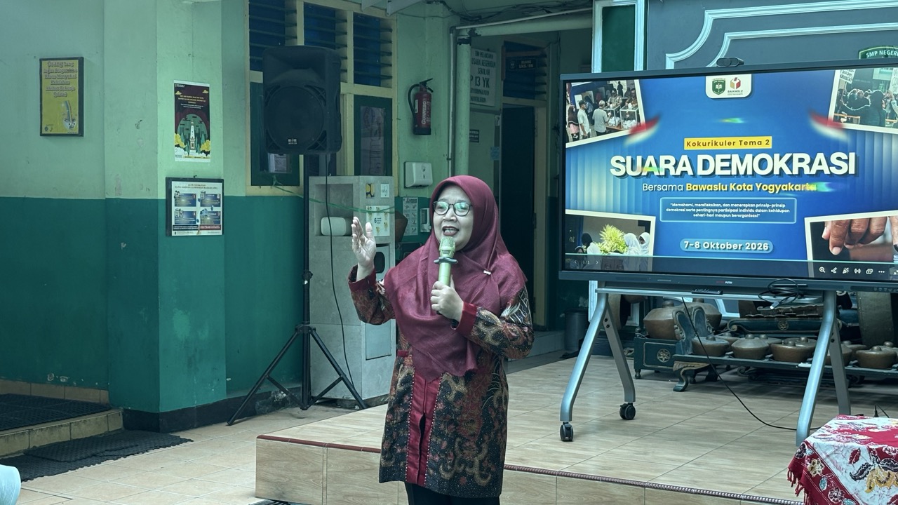 Koordinator Divisi Hukum, Pencegahan, Partisipasi Masyarakat dan Hubungan Masyarakat Bawaslu Kota Yogyakarta, Siti Nurhayati, menjadi narasumber dalam kegiatan kokurikuler "Suara Demokrasi" di SMPN 13 Yogyakarta (8/10/2026)