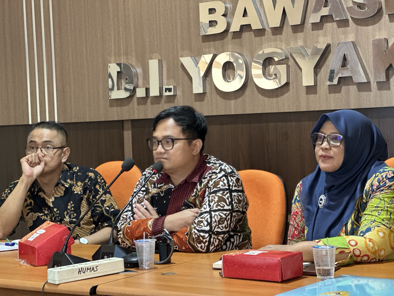 Kepala Sekretariat Bawaslu Kota Yogyakarta, R Paulus Agung Setiarso Fahik, bersama Kepala Bagian Administrasi Bawaslu DIY dan Kepala Sekretariat Bawaslu Kabupaten Bantul mencermati paparan dalam Rapat Langkah-Langkah Menghadapi Akhir Tahun Anggaran 2026, Kamis (22/10/2026)