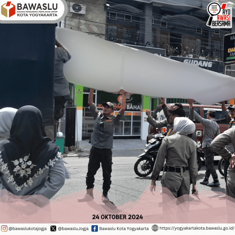 APK yang ditertibkan dibawa menggunakan mobil Satpol PP dan BKO menuju gudang KPU Kota Yogyakarta