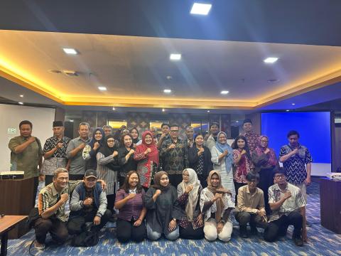 Ketua dan Anggota Bawaslu Kota Yogyakarta berfoto bersama peserta kegiatan Pengawasan Partisipatif dalam Pemutakhiran Daftar Pemilih Berkelanjutan