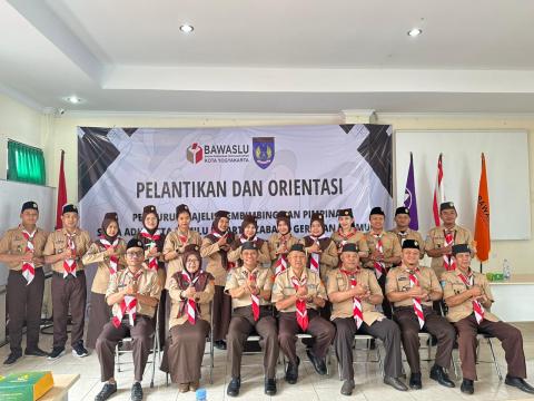 Bawaslu kota Yogyakarta dan Kwarcab Pramuka Kota Yogyakarta berfoto bersama pasca pengukuhan Saka Adhyasta Pemilu