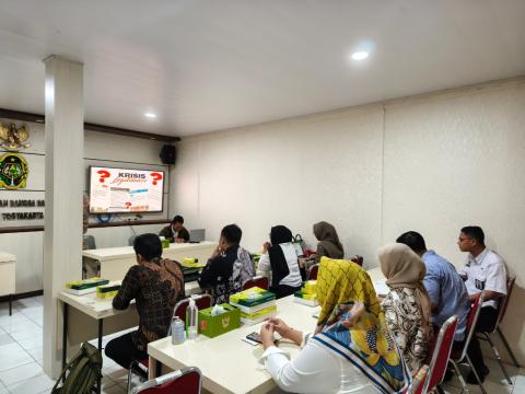 Proses penjurian esai dalam Olimpiade Demokrasi 2025 yang diselenggarakan oleh Bawaslu Kota Yogyakarta