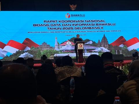Koordinator Divisi Penanganan Pelanggaran dan Data Informasi Bawaslu RI, Puadi, membuka kegiatan Rakornas secara resmi