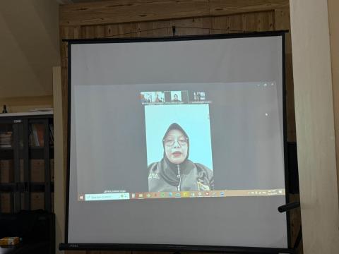 Fitria Indri Kesumawati dari Mafindo memberikan paparan terkait Kelas Kecerdasan Artifisial yang dapat diakses secara daring