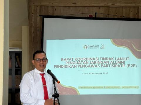 Ketua Bawaslu Kota Yogyakarta, Andie Kartala, memberikan sambutan dalam Rapat Koordinasi Tindak Lanjut Penguatan Jaringan Alumni P2P