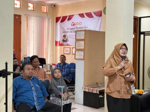 Anggota Bawaslu Kota Yogyakarta, Siti Nurhayati, memaparkan pentingnya literasi digital dalam pengawasan partisipatif dalam acara Sosialisasi Kelas Kecerdasan Artifisial bersama Mafindo