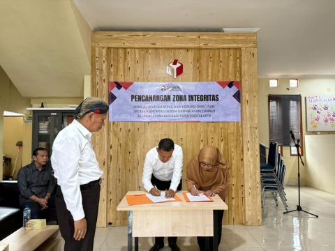 Ketua dan Anggota Bawaslu Kota Yogyakarta menandatangani Pakta Integritas dan disaksikan oleh Ketua Bawaslu DIY