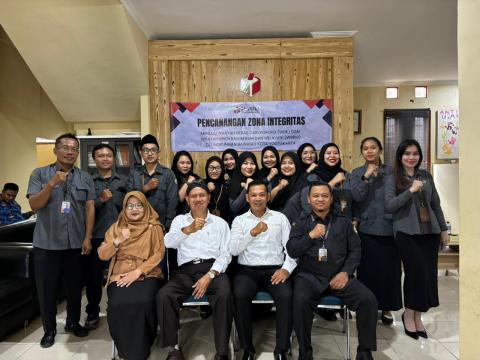 Ketua, Anggota, Kepala Sekretariat, dan jajaran sekretariat Bawaslu Kota Yogyakarta berfoto bersama Ketua Bawaslu DIY