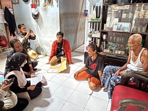 Anggota Bawaslu Kota Yogyakarta, Jantan Putra Bangsa, sedang melakukan pengawasan melekat terhadap proses coktas yang dilakukan KPU Kota Yogyakarta di wilayah Kemantren Mantrijeron