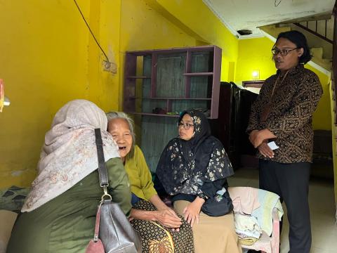 Anggota Bawaslu Kota Yogyakarta melakukan pengawasan coktas terhadap pemilih berusia di atas 100 tahun