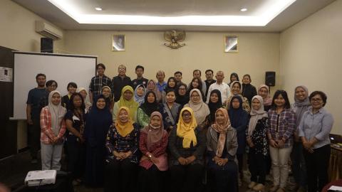 Peserta kegiatan Monitoring dan Evaluasi (Monev) Program Ketahanan Demokrasi berfoto bersama