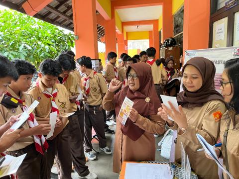 Anggota Bawaslu Kota Yogyakarta, Siti Nurhayati, memaparkan tugas dan fungsi Saka Adhyasta Pemilu kepada peserta Saka Fair