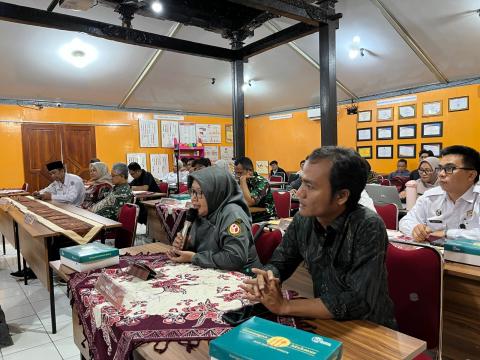 Anggota Bawaslu Kota Yogyakarta, Siti Nurhayati, menyampaikan masukan pada Rapat Pleno PDPB Triwulan IV Tahun 2025