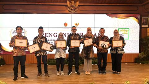 Bawaslu Kota Yogyakarta bersama Bawaslu DIY, Bawaslu Kabupaten Sleman, dan Bawaslu Kabupaten Bantul menerima penghargaan Keterbukaan Informasi Publik dari KID DIY