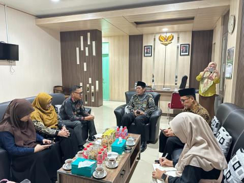 Ketua, Anggota, dan jajaran Sekretariat Bawaslu Kota Yogyakarta berdiskusi terkait rencana studi tiru Zona Integritas Kemenag Kota Yogyakarta