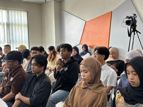 Mahasiswa FSBK UAD secara antusias menyampaikan masukan dan pertanyaan terhadap paparan Stadium General