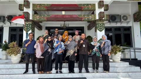 Kedatangan Anggota, Kepala Sekretariat, dan staf sekretariat Bawaslu Kota Yogyakarta diterima oleh Staf Ahli Bidang Perekonomian dan Pembangunan, Inspektur Kota Yogyakarta, Inspektur Bidang Pemerintahan, serta Kepala Dinas Kependudukan dan Pencatatan Sipil (Dukcapil) Kota Yogyakarta