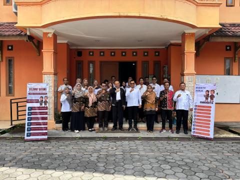 Ketua, Anggota, dan jajaran Sekretariat Bawaslu Kota Yogyakarta berfoto bersama Ketua Bawaslu DIY dan Tim Zona Integritas Kemenag Kota Yogyakarta