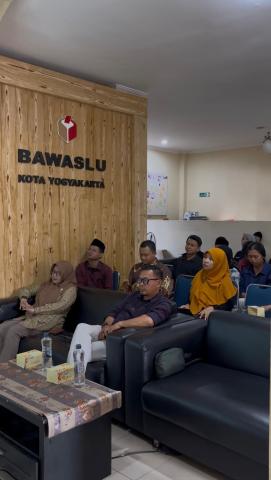 Ketua, Anggota, dan Jajaran Sekretariat Bawaslu Kota Yogyakarta mendengarkan pemaparan narasumber dalam Knowledge Sharing "Membangun SDM Unggul yang Mandiri, Profesional, dan Berintegritas”
