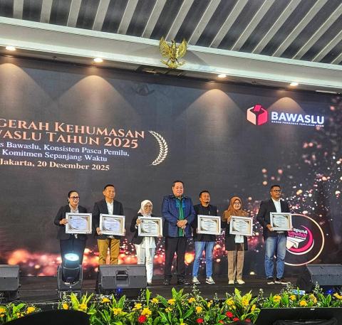 Penghargaan Kehumasan Ramah Disabilitas diserahkan langsung oleh Anggota Bawaslu RI, Herwyn J.H. Malonda