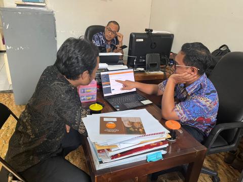 Anggota Bawaslu Kota Yogyakarta melakukan pencermatan pembaruan data parpol di SIPOL bersama Anggota KPU Kota Yogyakarta Erizal
